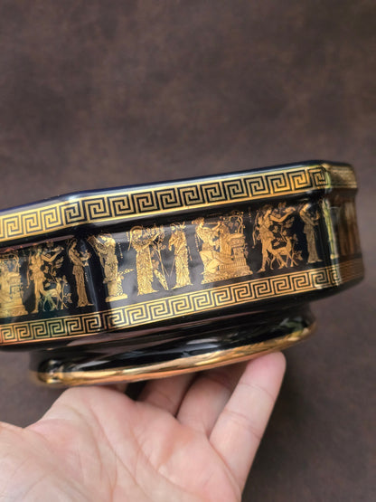 Sechseckige Vintage-Deckeldose aus schwarzer Keramik mit 24k Goldverzierung und antikem Figurenfries, handgefertigt in Griechenland, 1960er Jahre.
