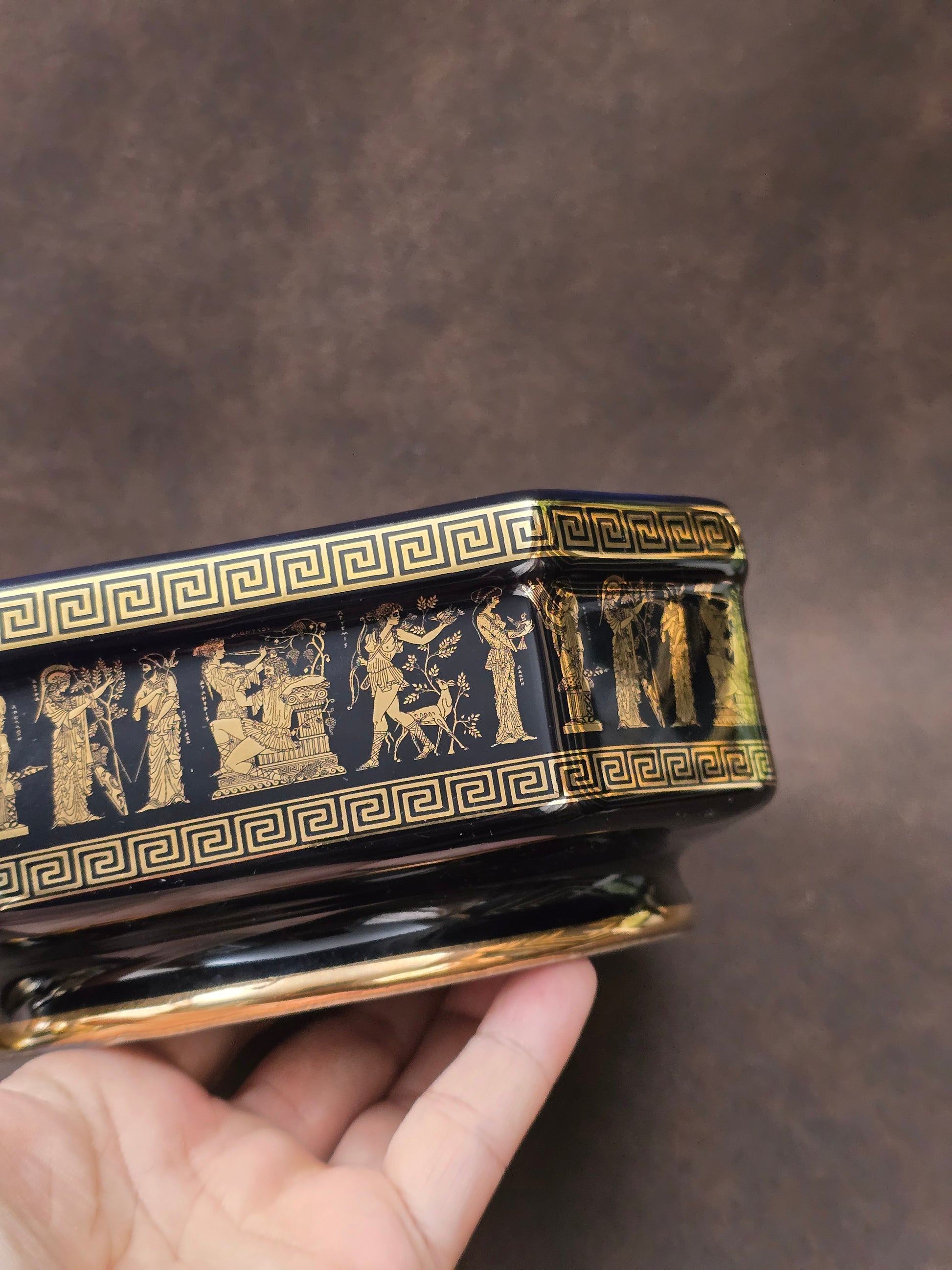 Sechseckige Vintage-Deckeldose aus schwarzer Keramik mit 24k Goldverzierung und antikem Figurenfries, handgefertigt in Griechenland, 1960er Jahre.