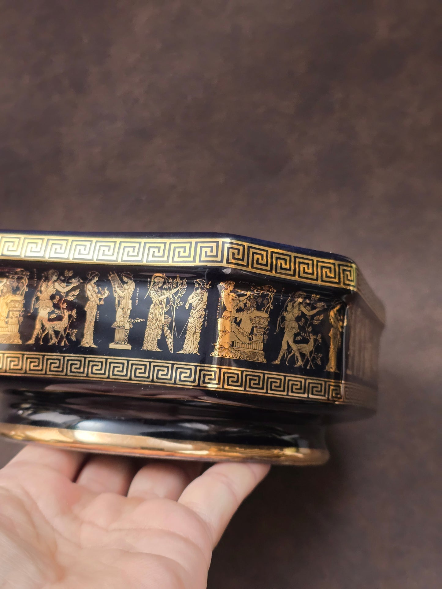 Sechseckige Vintage-Deckeldose aus schwarzer Keramik mit 24k Goldverzierung und antikem Figurenfries, handgefertigt in Griechenland, 1960er Jahre.