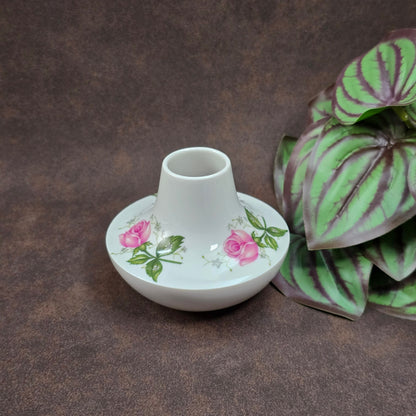 Vintage-Minivase von Seltmann Weiden aus Porzellan, Serie Annabell, 1960er. Rote Rosen auf zartem Weiß – ideal für kleine Blüten & nostalgische Deko.