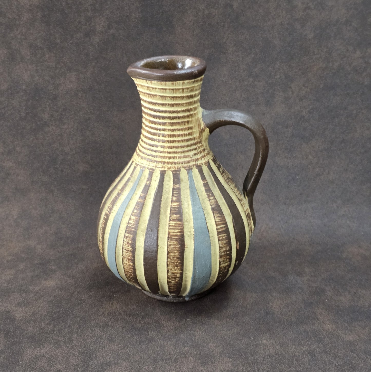 Handgefertigter Sgraffito-Krug aus W-Germany, 1950er, Braun-Beige, geritztes Dekor, bauchige Form, ca. 16 cm Höhe.