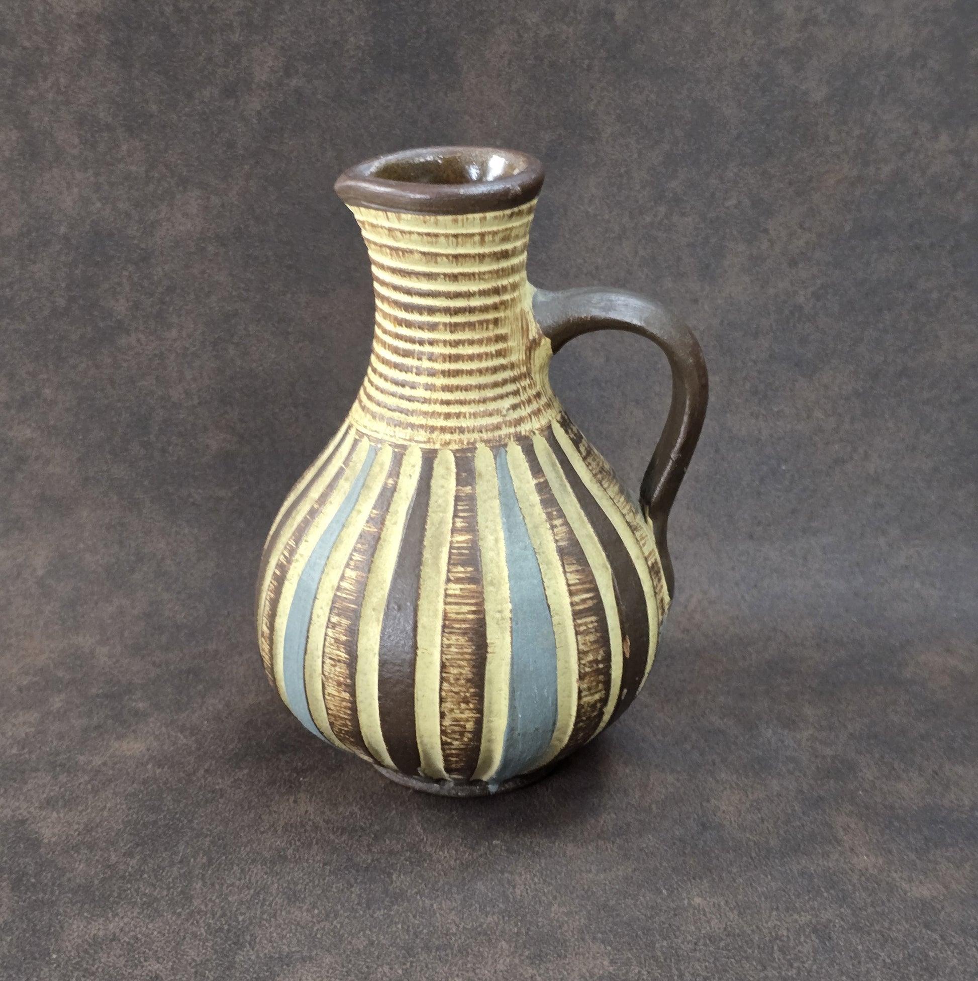 Handgefertigter Sgraffito-Krug aus W-Germany, 1950er, Braun-Beige, geritztes Dekor, bauchige Form, ca. 16 cm Höhe.