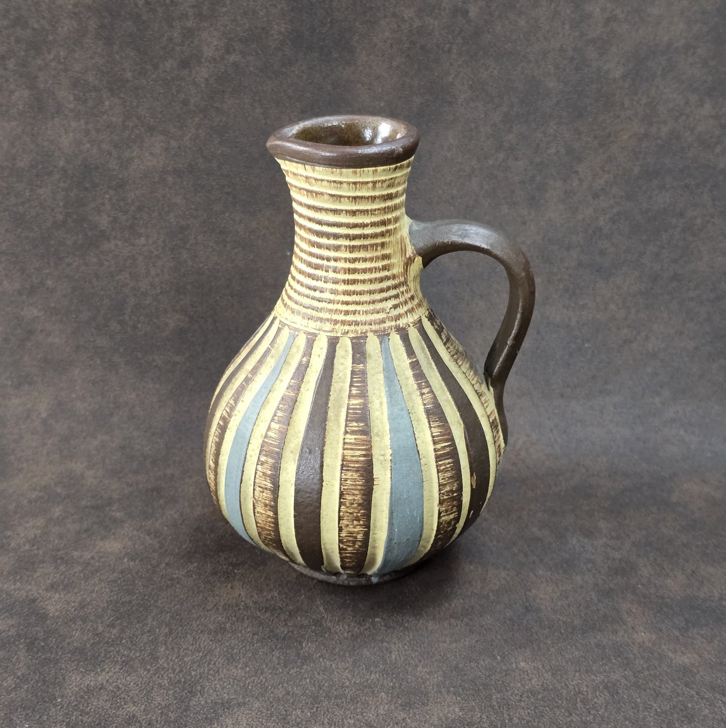 Handgefertigter Sgraffito-Krug aus W-Germany, 1950er, Braun-Beige, geritztes Dekor, bauchige Form, ca. 16 cm Höhe.