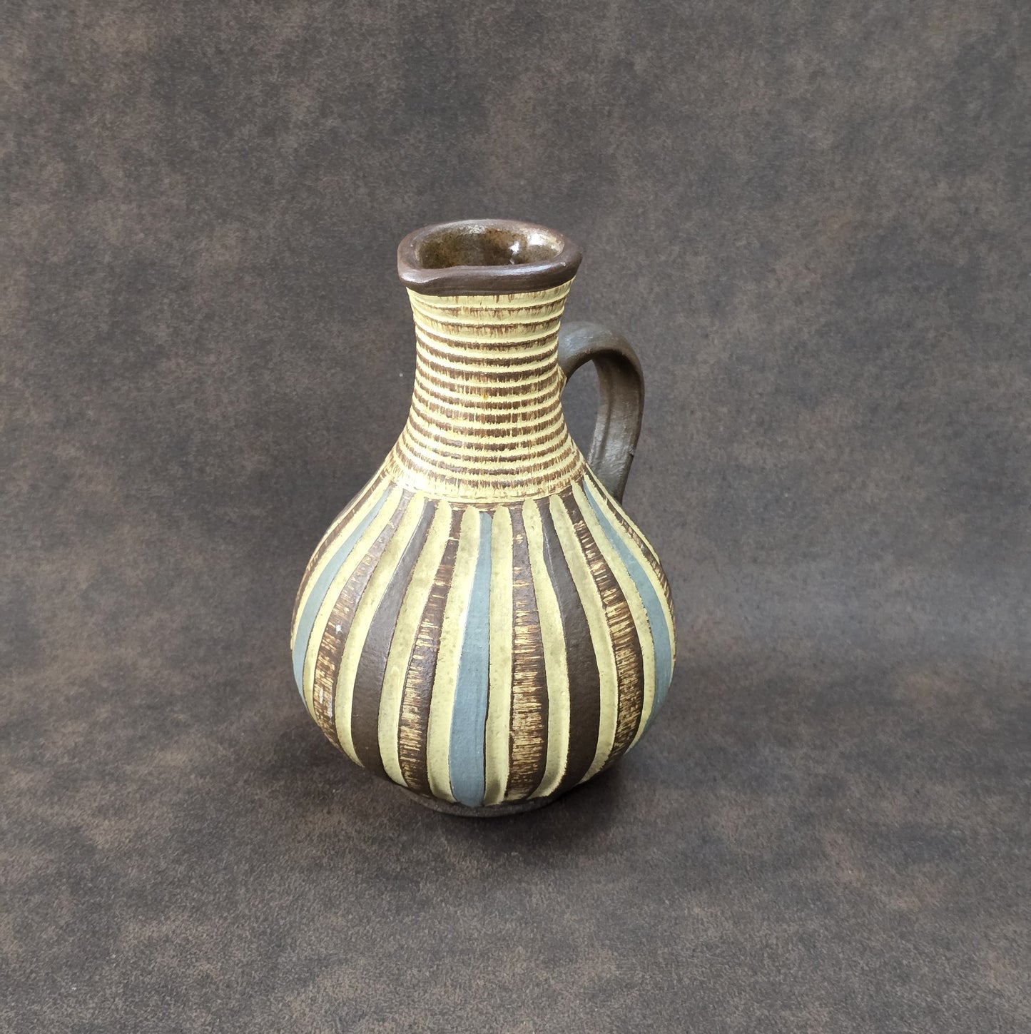 Handgefertigter Sgraffito-Krug aus W-Germany, 1950er, Braun-Beige, geritztes Dekor, bauchige Form, ca. 16 cm Höhe.