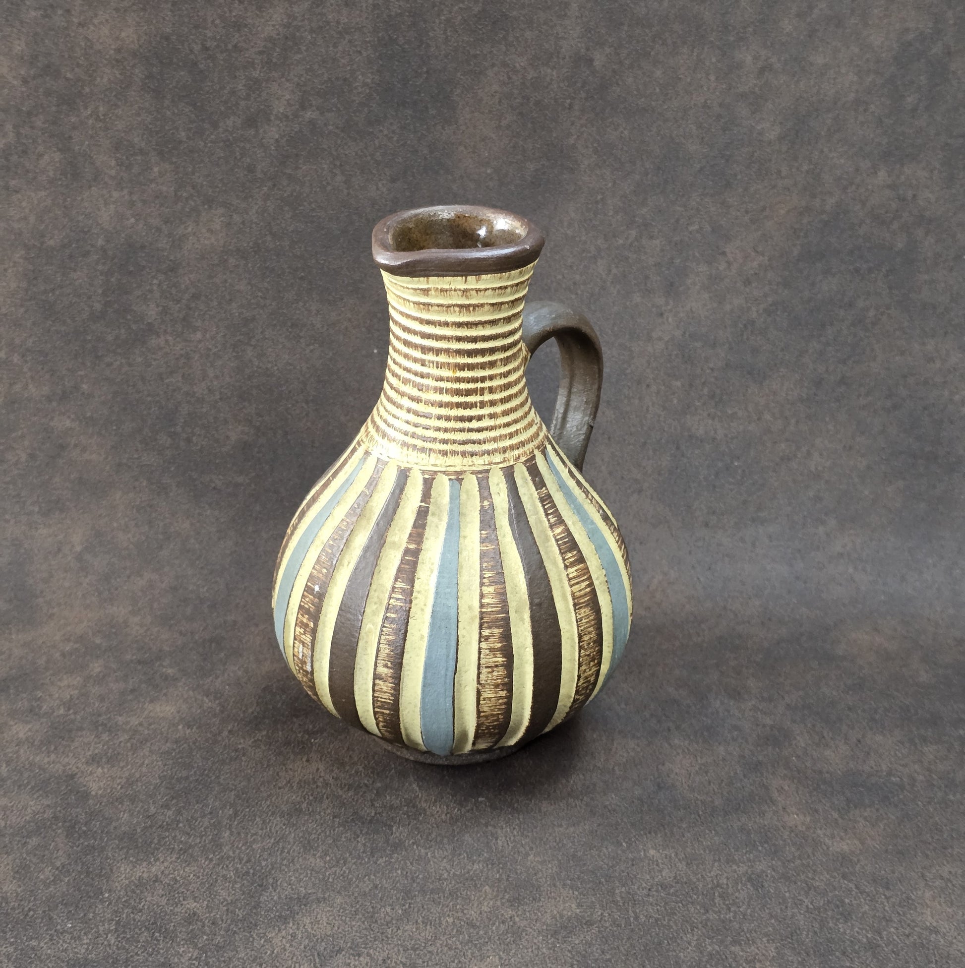 Handgefertigter Sgraffito-Krug aus W-Germany, 1950er, Braun-Beige, geritztes Dekor, bauchige Form, ca. 16 cm Höhe.