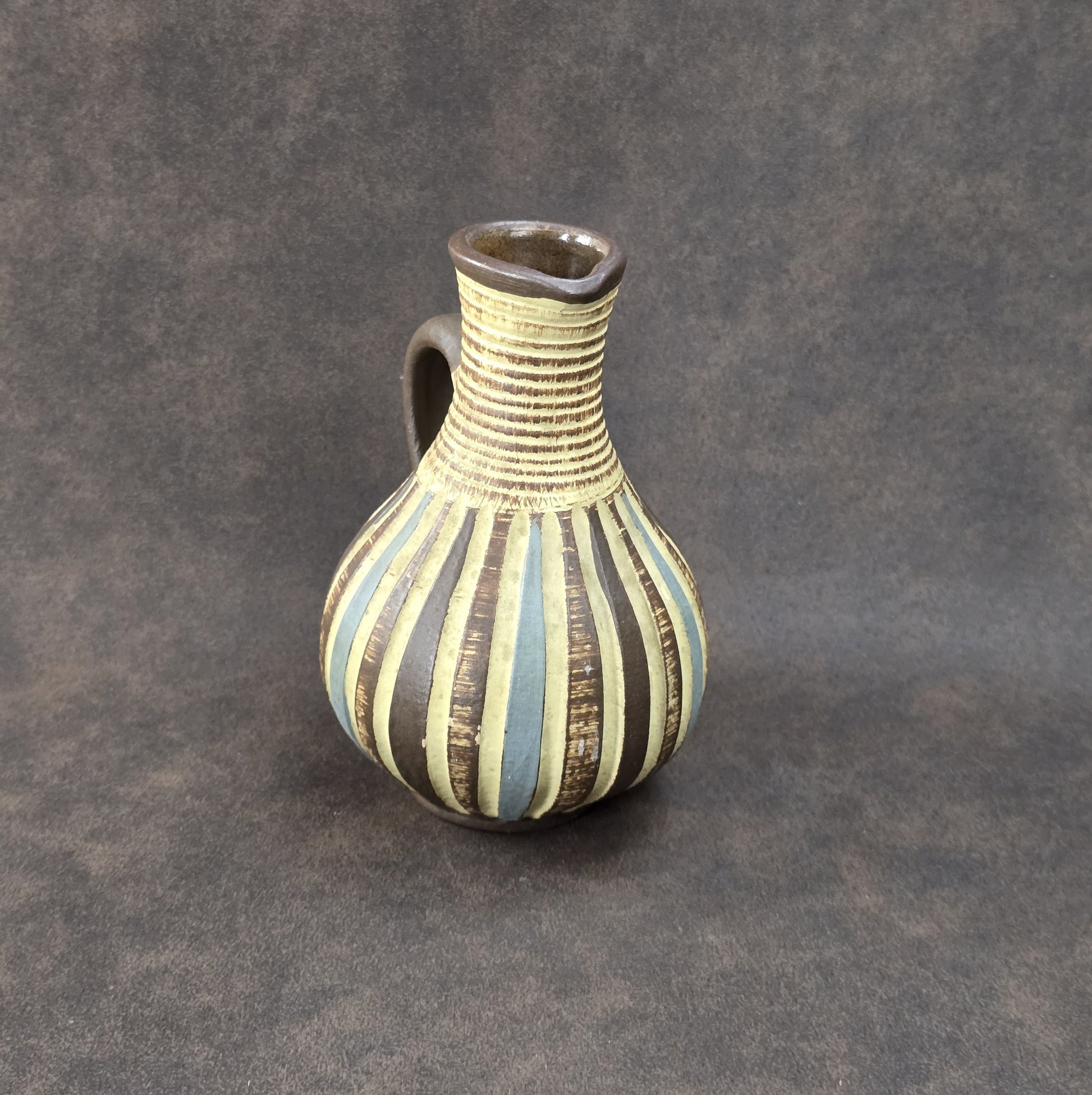 Handgefertigter Sgraffito-Krug aus W-Germany, 1950er, Braun-Beige, geritztes Dekor, bauchige Form, ca. 16 cm Höhe.