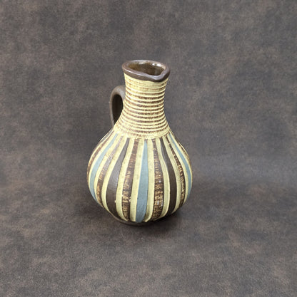 Handgefertigter Sgraffito-Krug aus W-Germany, 1950er, Braun-Beige, geritztes Dekor, bauchige Form, ca. 16 cm Höhe.