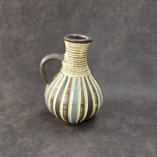 Handgefertigter Sgraffito-Krug aus W-Germany, 1950er, Braun-Beige, geritztes Dekor, bauchige Form, ca. 16 cm Höhe.