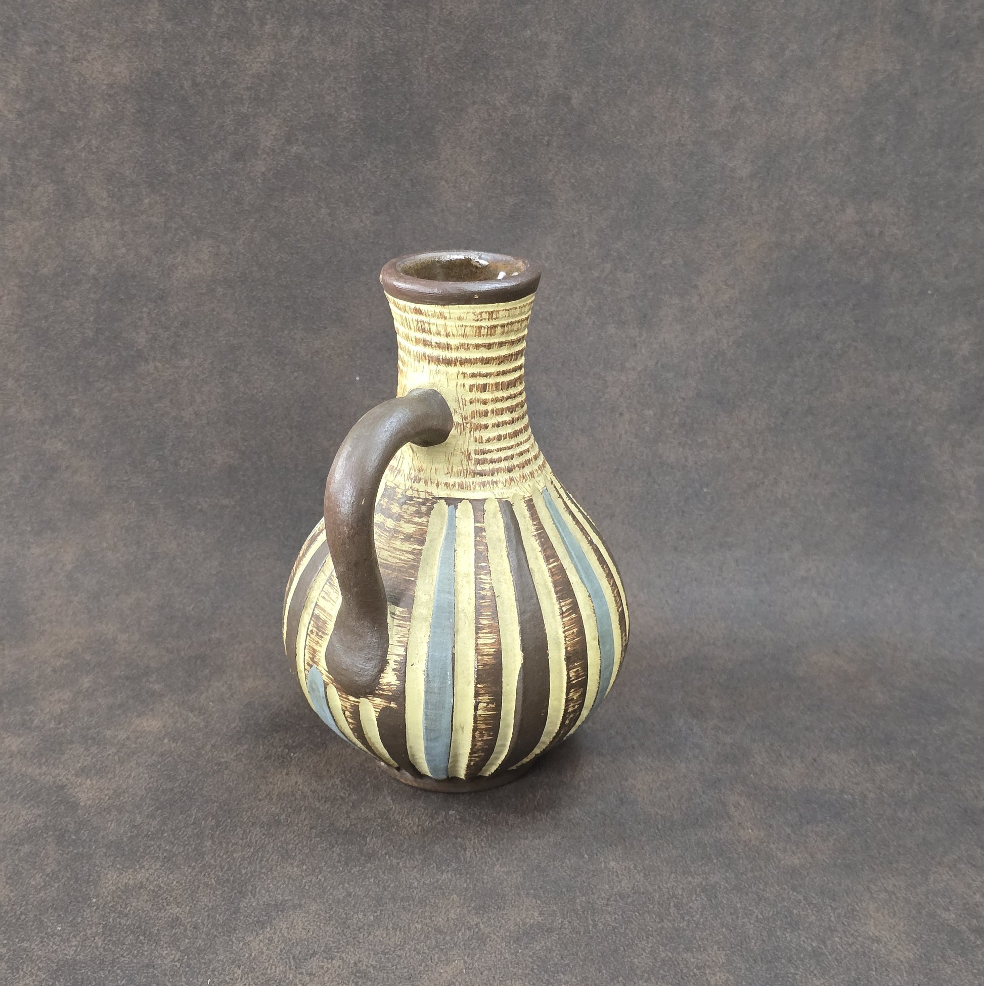 Handgefertigter Sgraffito-Krug aus W-Germany, 1950er, Braun-Beige, geritztes Dekor, bauchige Form, ca. 16 cm Höhe.