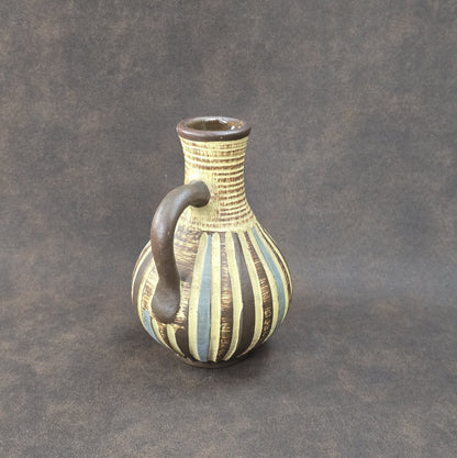 Handgefertigter Sgraffito-Krug aus W-Germany, 1950er, Braun-Beige, geritztes Dekor, bauchige Form, ca. 16 cm Höhe.