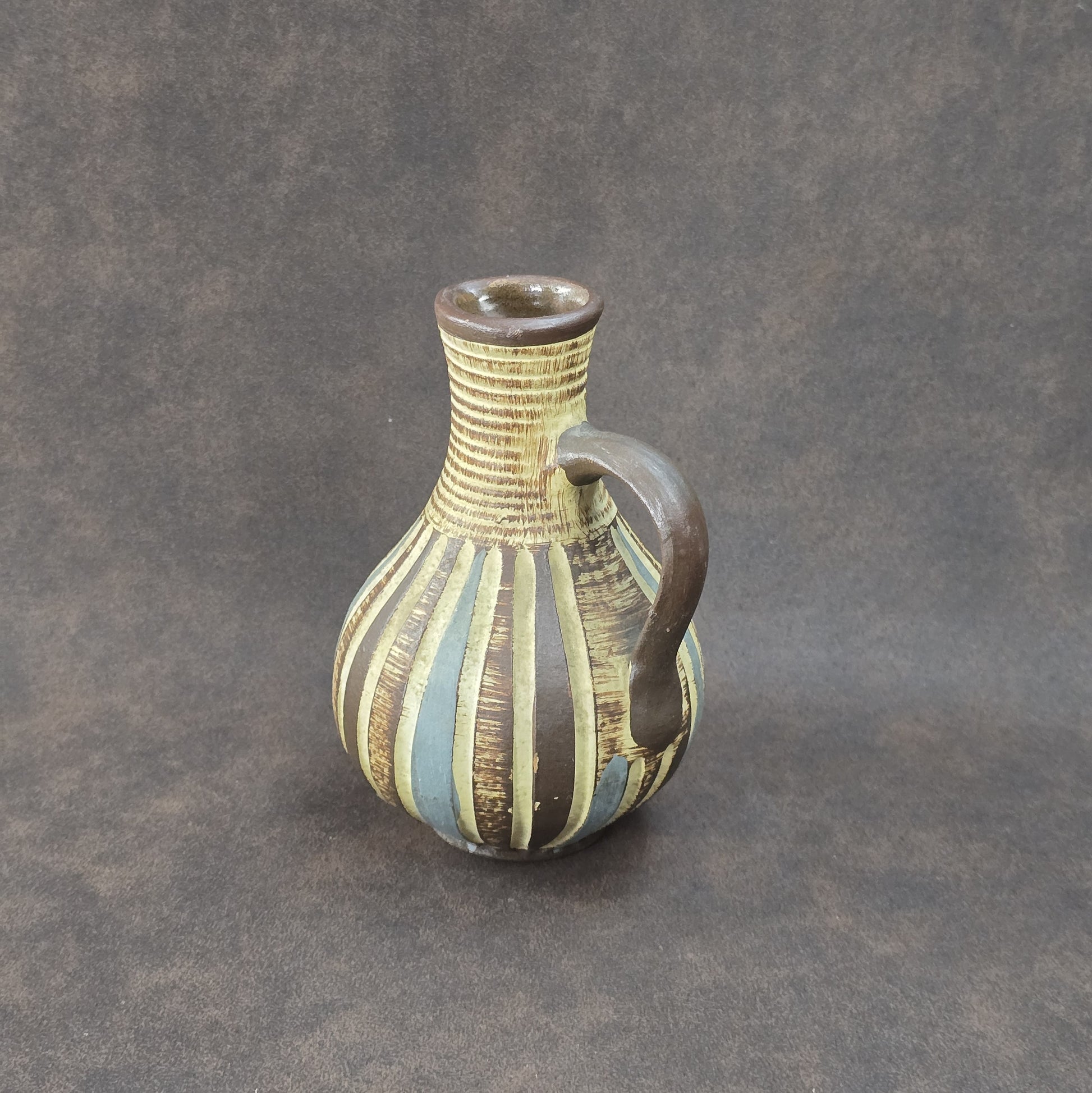 Handgefertigter Sgraffito-Krug aus W-Germany, 1950er, Braun-Beige, geritztes Dekor, bauchige Form, ca. 16 cm Höhe.