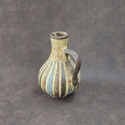 Handgefertigter Sgraffito-Krug aus W-Germany, 1950er, Braun-Beige, geritztes Dekor, bauchige Form, ca. 16 cm Höhe.