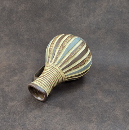 Handgefertigter Sgraffito-Krug aus W-Germany, 1950er, Braun-Beige, geritztes Dekor, bauchige Form, ca. 16 cm Höhe.