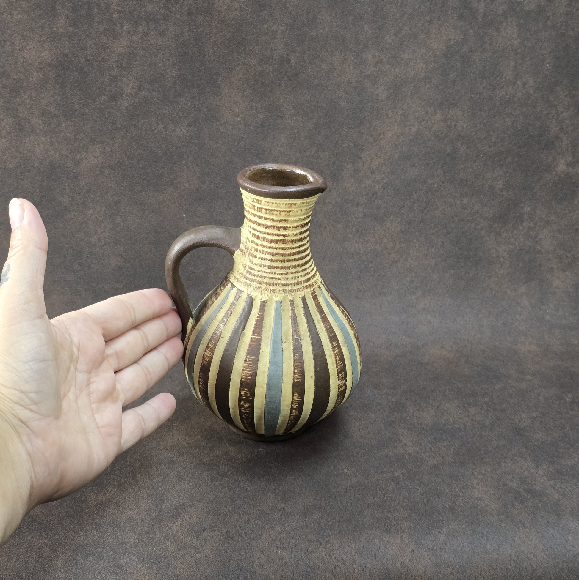 Handgefertigter Sgraffito-Krug aus W-Germany, 1950er, Braun-Beige, geritztes Dekor, bauchige Form, ca. 16 cm Höhe.