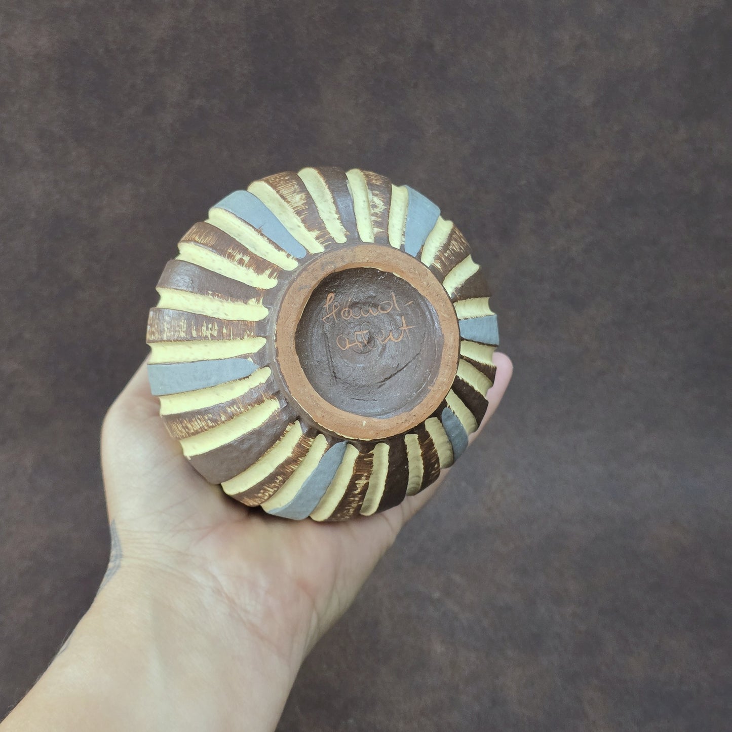 Handgefertigter Sgraffito-Krug aus W-Germany, 1950er, Braun-Beige, geritztes Dekor, bauchige Form, ca. 16 cm Höhe.