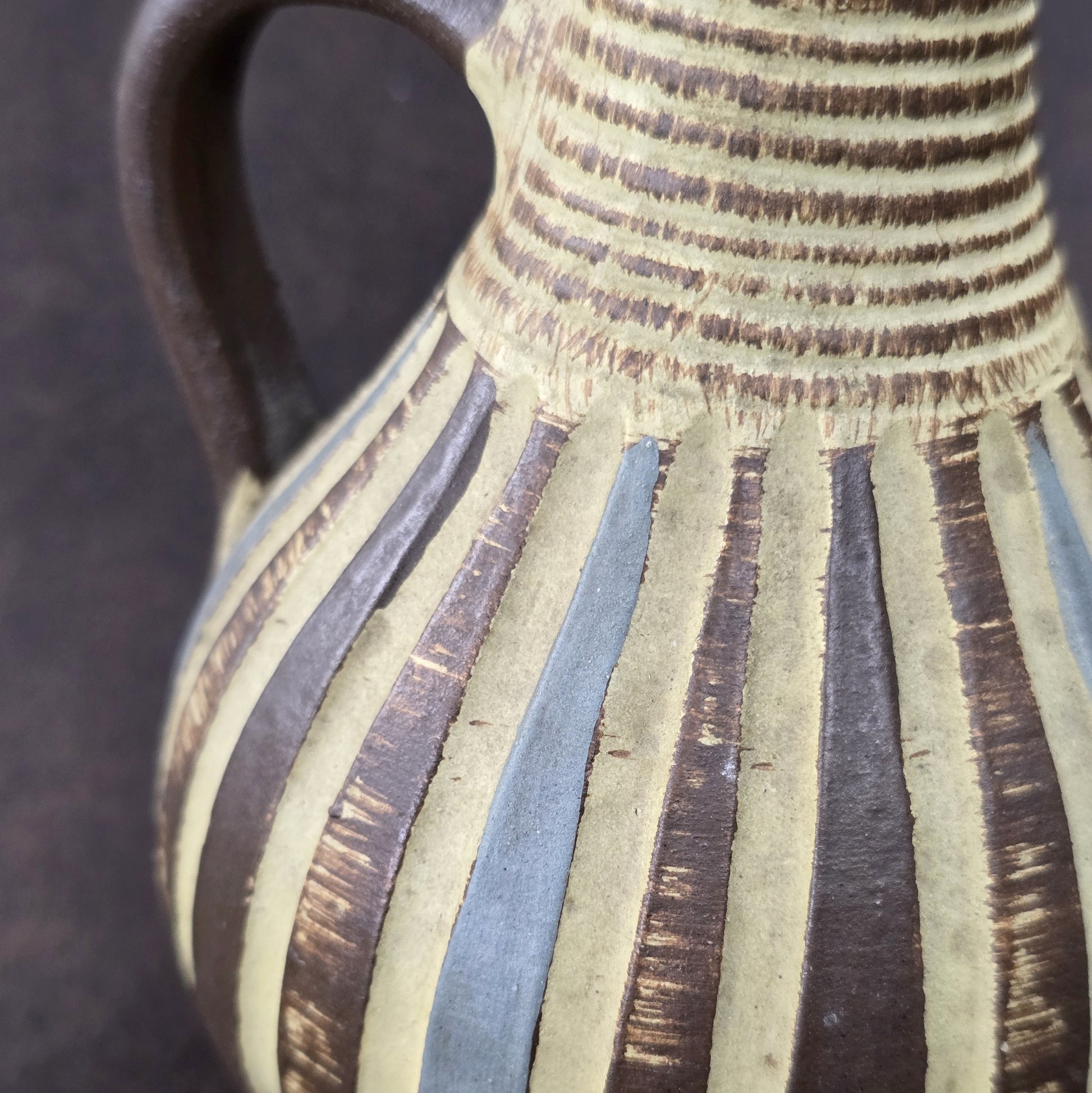 Handgefertigter Sgraffito-Krug aus W-Germany, 1950er, Braun-Beige, geritztes Dekor, bauchige Form, ca. 16 cm Höhe.