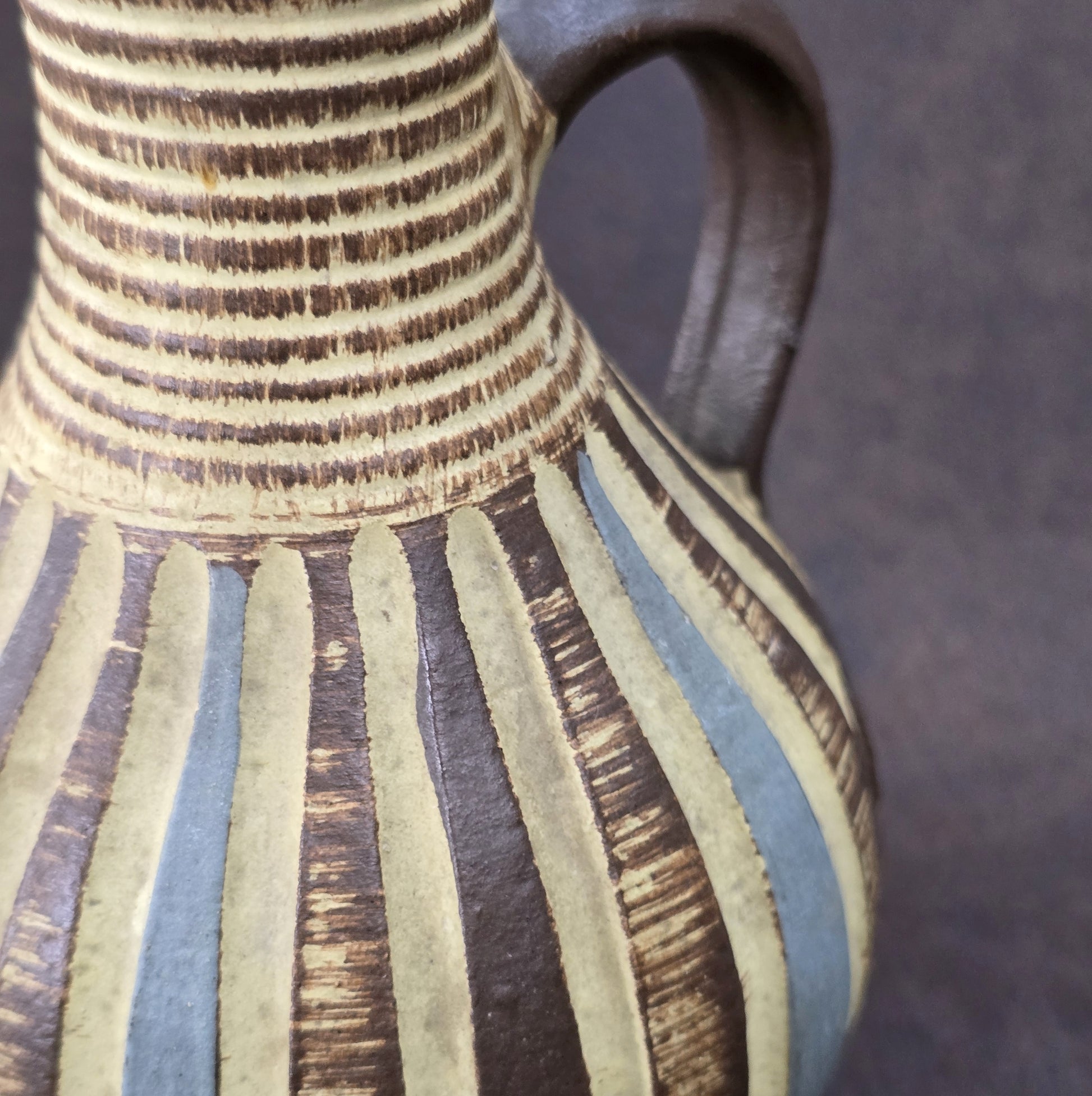 Handgefertigter Sgraffito-Krug aus W-Germany, 1950er, Braun-Beige, geritztes Dekor, bauchige Form, ca. 16 cm Höhe.