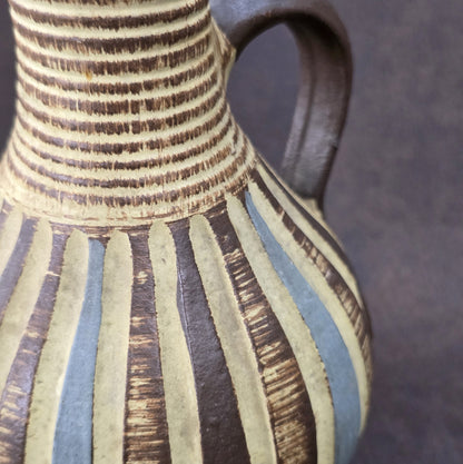 Handgefertigter Sgraffito-Krug aus W-Germany, 1950er, Braun-Beige, geritztes Dekor, bauchige Form, ca. 16 cm Höhe.