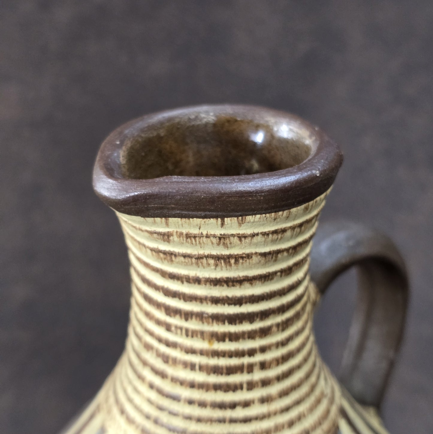 Handgefertigter Sgraffito-Krug aus W-Germany, 1950er, Braun-Beige, geritztes Dekor, bauchige Form, ca. 16 cm Höhe.