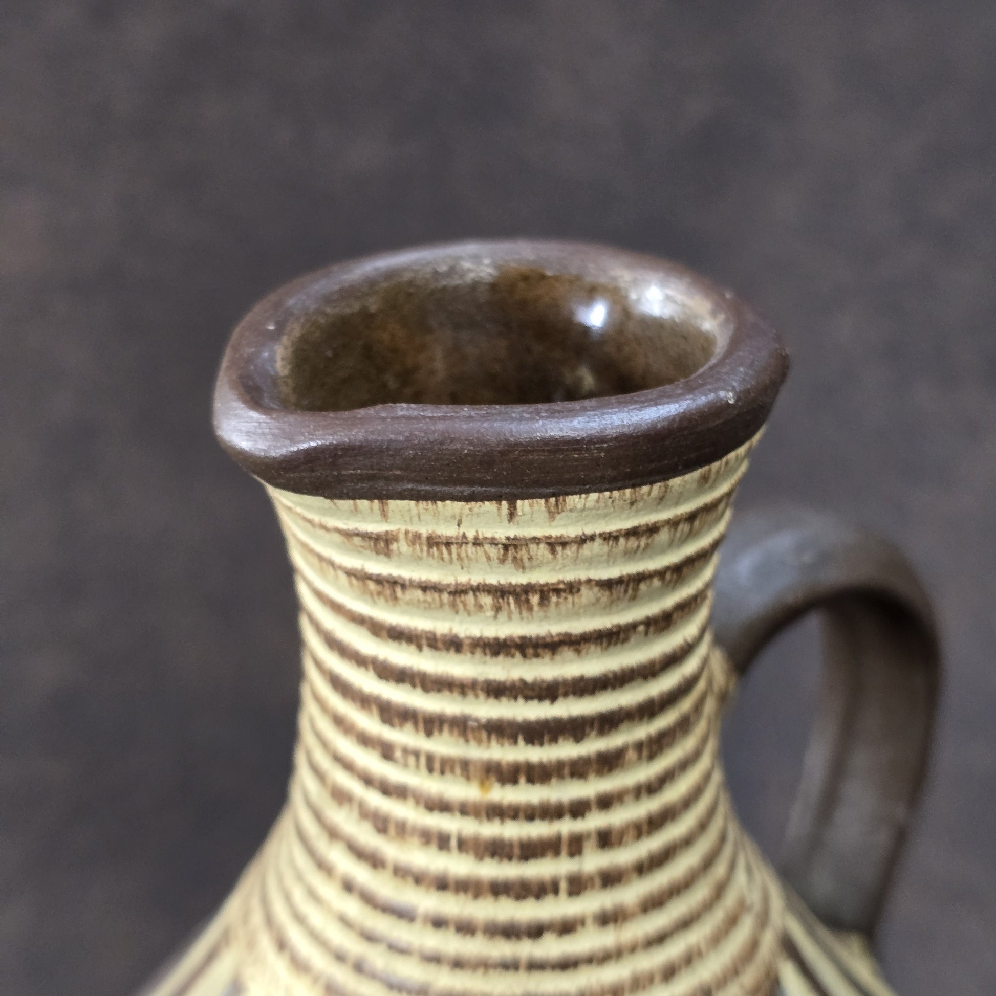 Handgefertigter Sgraffito-Krug aus W-Germany, 1950er, Braun-Beige, geritztes Dekor, bauchige Form, ca. 16 cm Höhe.