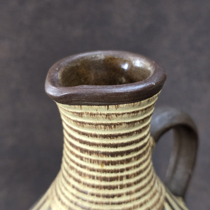 Handgefertigter Sgraffito-Krug aus W-Germany, 1950er, Braun-Beige, geritztes Dekor, bauchige Form, ca. 16 cm Höhe.