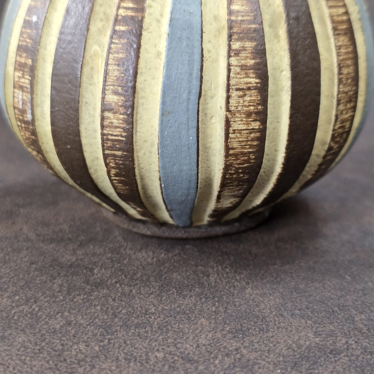 Handgefertigter Sgraffito-Krug aus W-Germany, 1950er, Braun-Beige, geritztes Dekor, bauchige Form, ca. 16 cm Höhe.