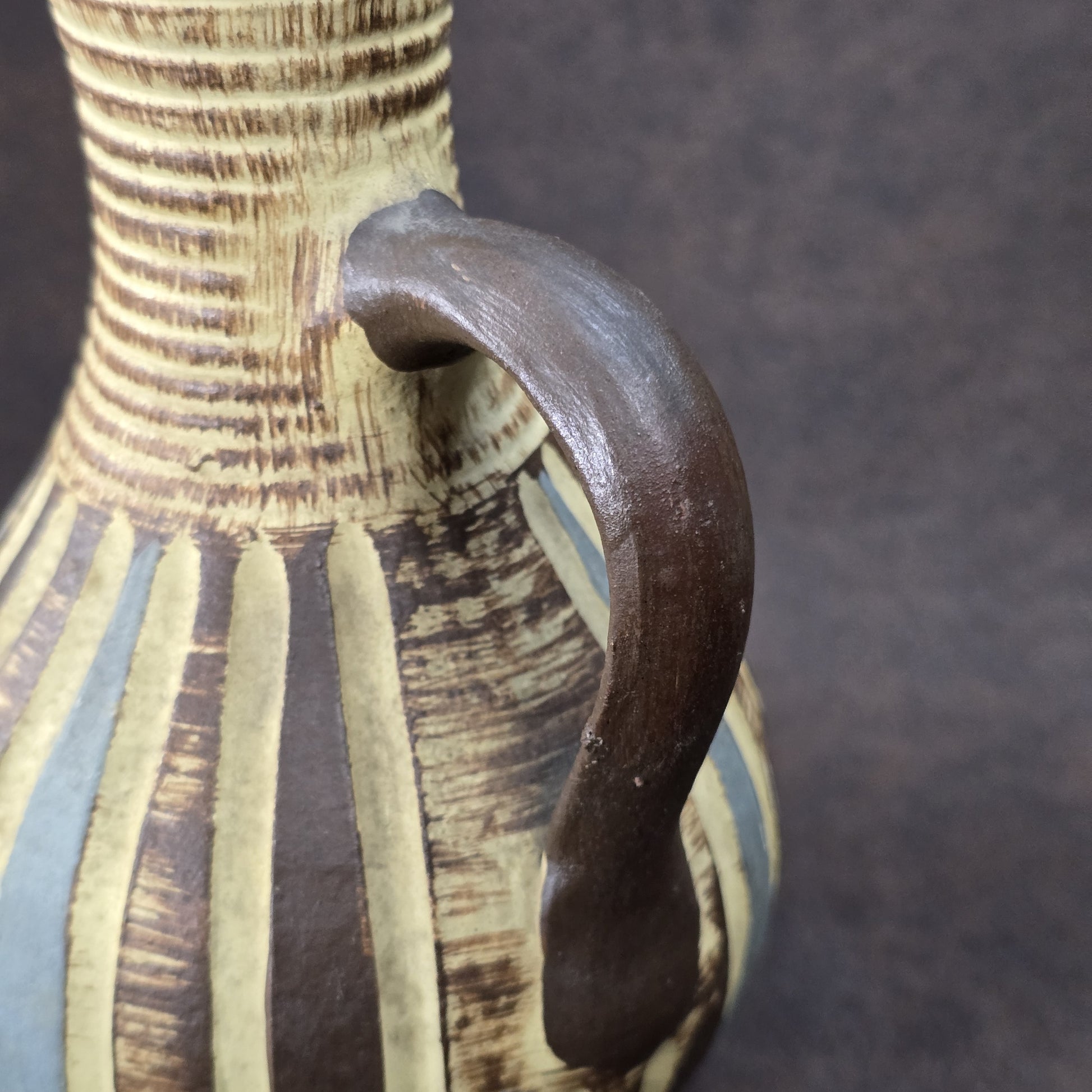 Handgefertigter Sgraffito-Krug aus W-Germany, 1950er, Braun-Beige, geritztes Dekor, bauchige Form, ca. 16 cm Höhe.