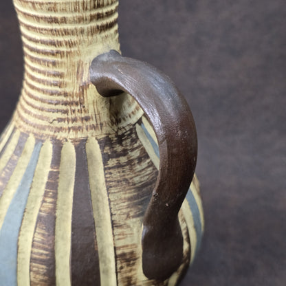 Handgefertigter Sgraffito-Krug aus W-Germany, 1950er, Braun-Beige, geritztes Dekor, bauchige Form, ca. 16 cm Höhe.