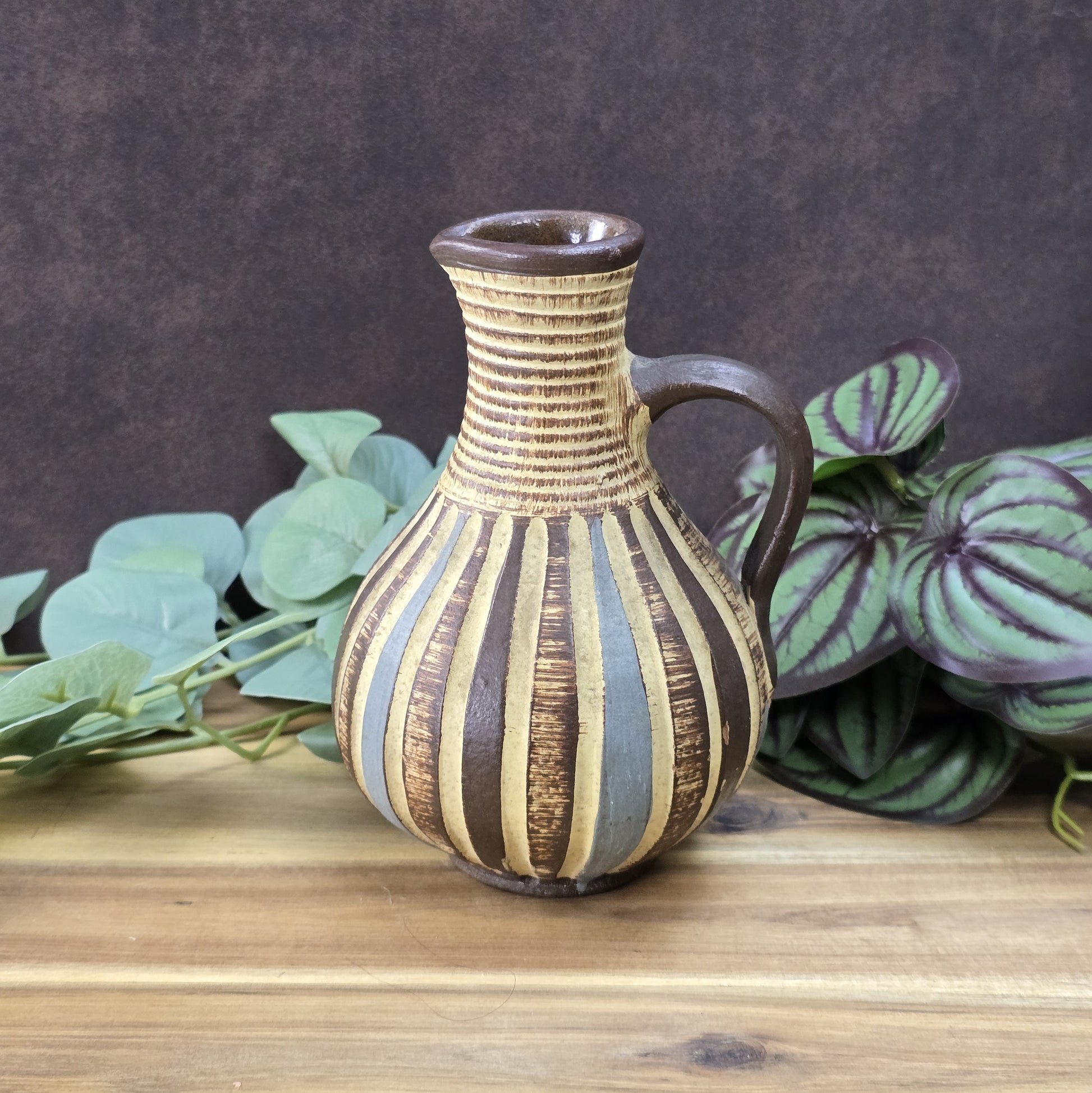 Handgefertigter Sgraffito-Krug aus W-Germany, 1950er, Braun-Beige, geritztes Dekor, bauchige Form, ca. 16 cm Höhe.