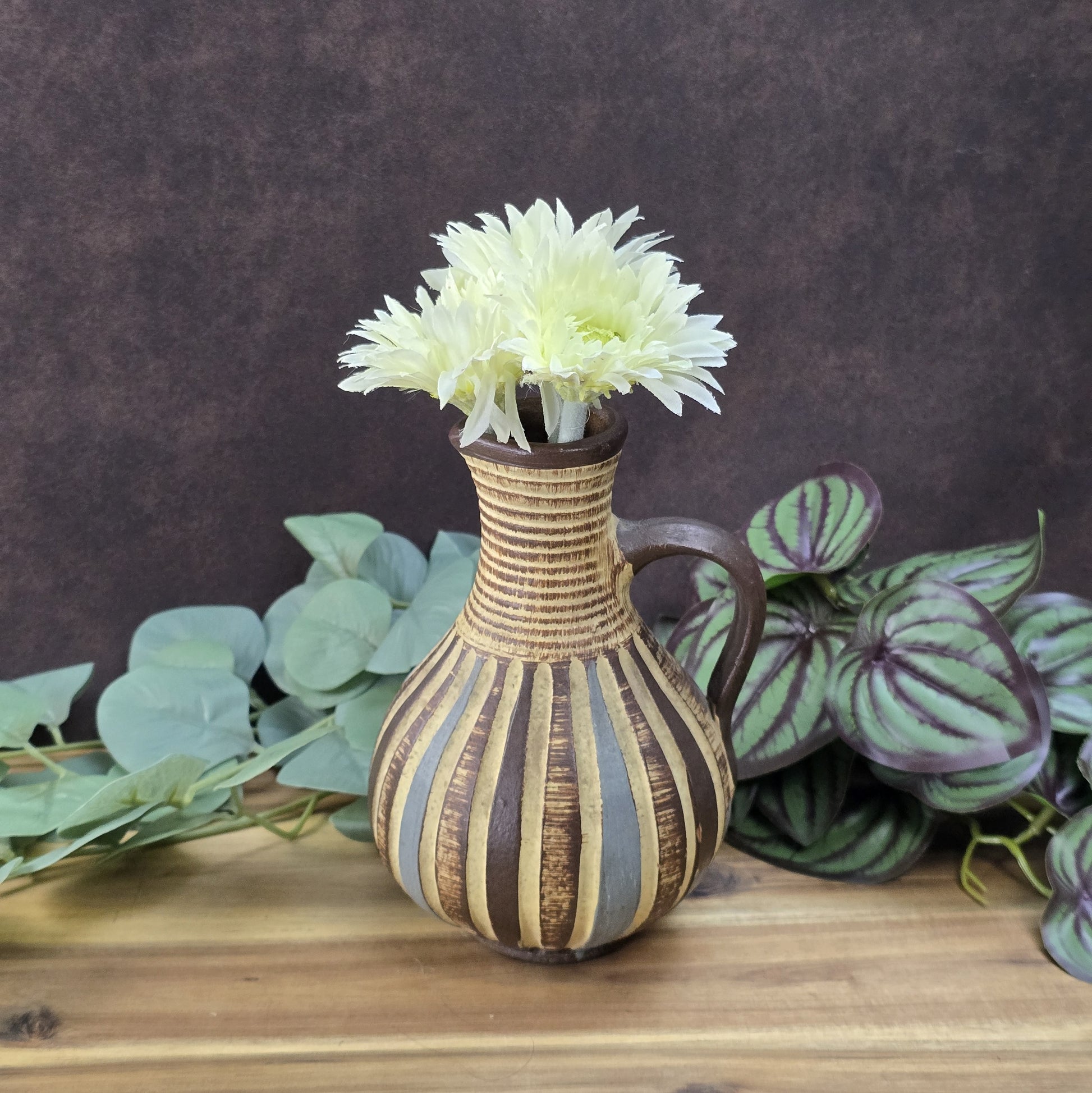 Handgefertigter Sgraffito-Krug aus W-Germany, 1950er, Braun-Beige, geritztes Dekor, bauchige Form, ca. 16 cm Höhe.