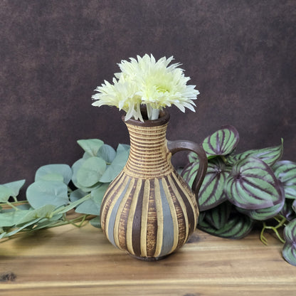 Handgefertigter Sgraffito-Krug aus W-Germany, 1950er, Braun-Beige, geritztes Dekor, bauchige Form, ca. 16 cm Höhe.