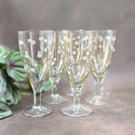 6er-Set Sherry-/Likörgläser, DDR 1950er–60er, Lausitzer Glas zugeschrieben. Mit geätztem Punkte-Dekor, ideal für Retro-Bar & Vintage-Genuss.