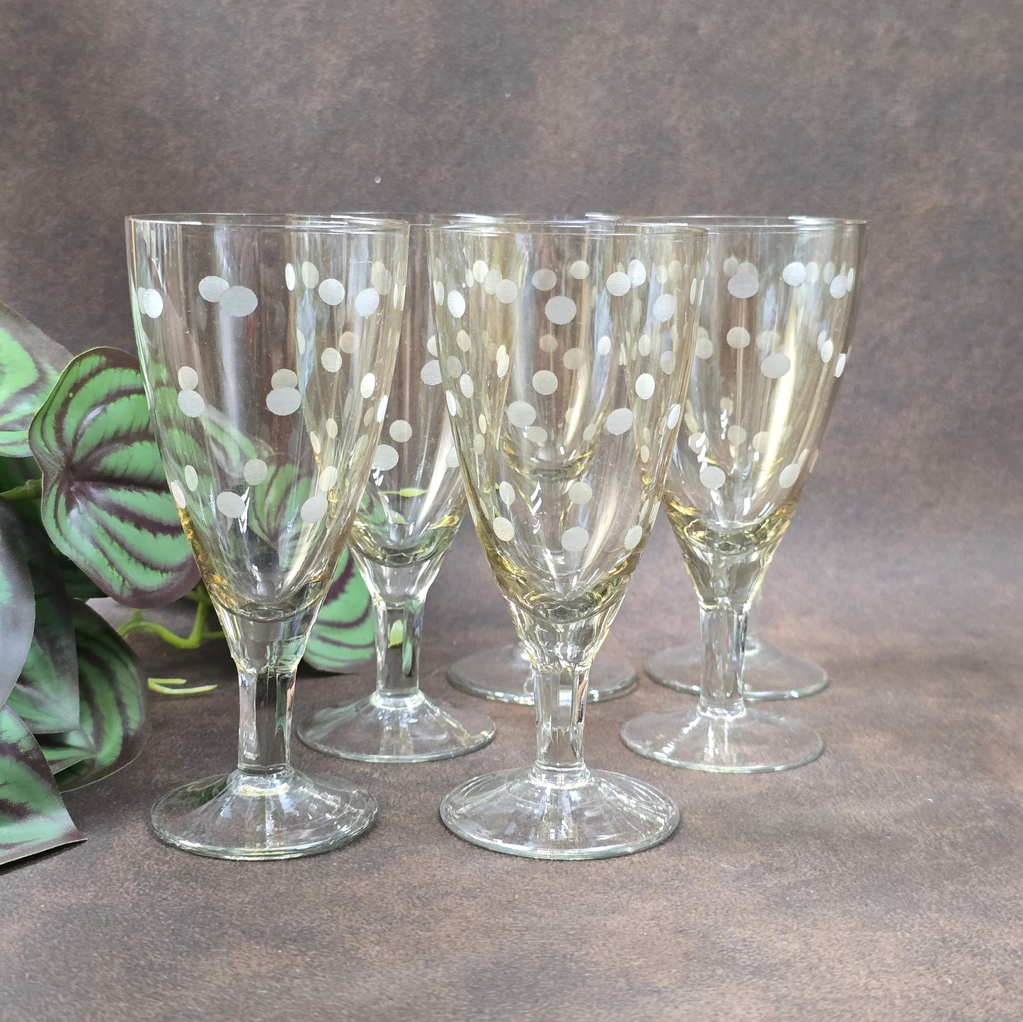 6er-Set Sherry-/Likörgläser, DDR 1950er–60er, Lausitzer Glas zugeschrieben. Mit geätztem Punkte-Dekor, ideal für Retro-Bar & Vintage-Genuss.