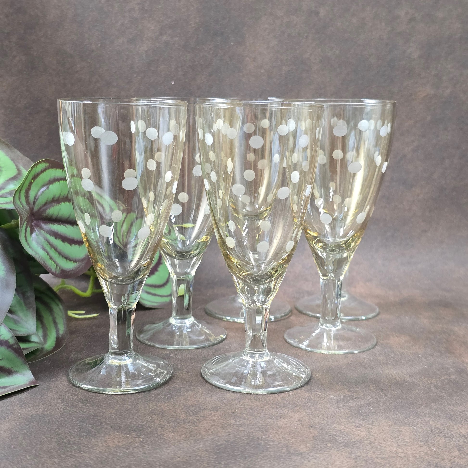 6er-Set Sherry-/Likörgläser, DDR 1950er–60er, Lausitzer Glas zugeschrieben. Mit geätztem Punkte-Dekor, ideal für Retro-Bar & Vintage-Genuss.