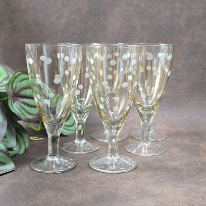 6er-Set Sherry-/Likörgläser, DDR 1950er–60er, Lausitzer Glas zugeschrieben. Mit geätztem Punkte-Dekor, ideal für Retro-Bar & Vintage-Genuss.
