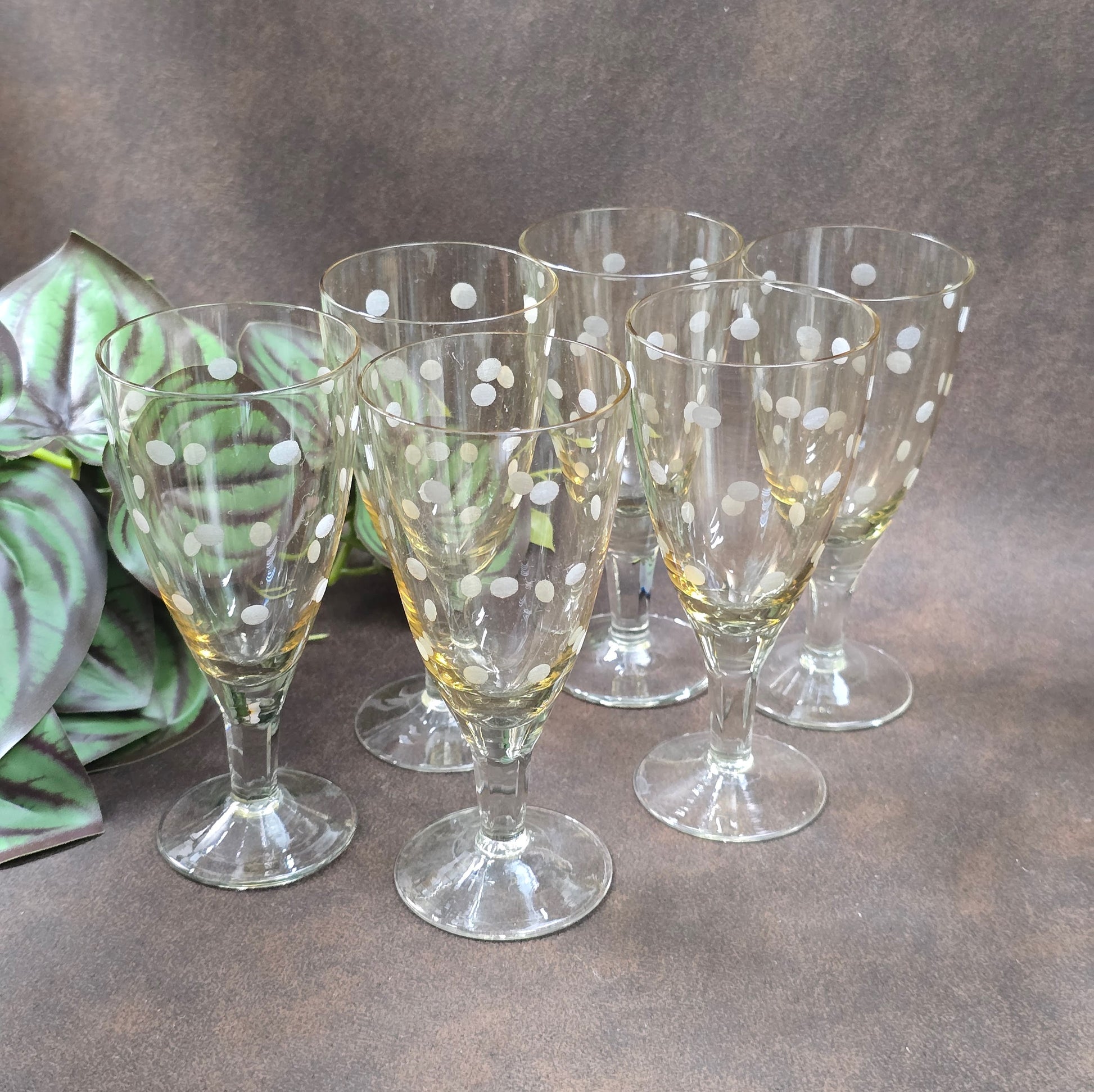 6er-Set Sherry-/Likörgläser, DDR 1950er–60er, Lausitzer Glas zugeschrieben. Mit geätztem Punkte-Dekor, ideal für Retro-Bar & Vintage-Genuss.