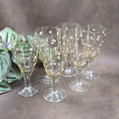 6er-Set Sherry-/Likörgläser, DDR 1950er–60er, Lausitzer Glas zugeschrieben. Mit geätztem Punkte-Dekor, ideal für Retro-Bar & Vintage-Genuss.