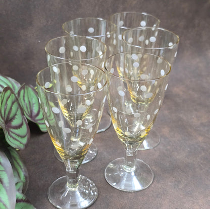6er-Set Sherry-/Likörgläser, DDR 1950er–60er, Lausitzer Glas zugeschrieben. Mit geätztem Punkte-Dekor, ideal für Retro-Bar & Vintage-Genuss.