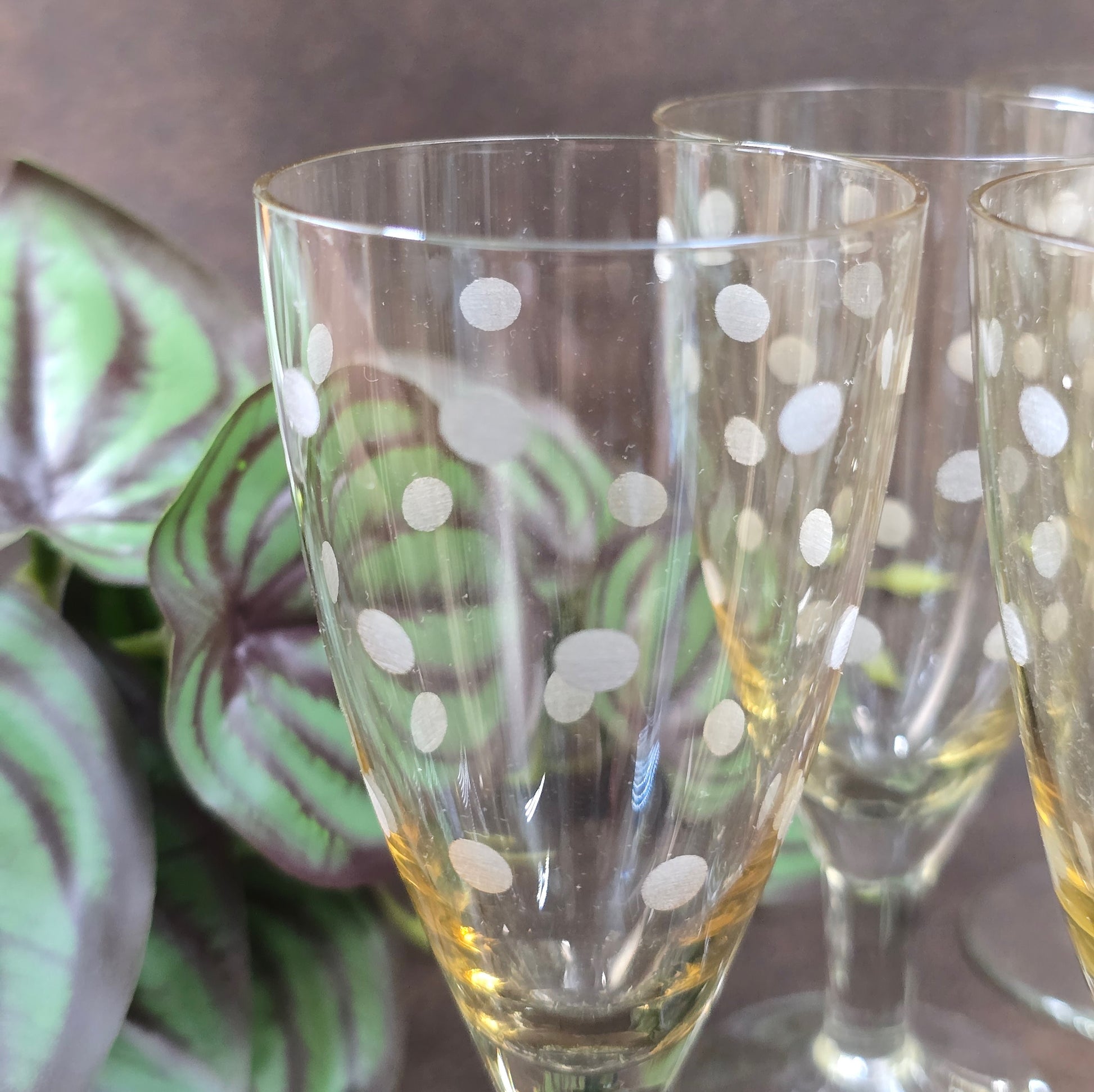 6er-Set Sherry-/Likörgläser, DDR 1950er–60er, Lausitzer Glas zugeschrieben. Mit geätztem Punkte-Dekor, ideal für Retro-Bar & Vintage-Genuss.