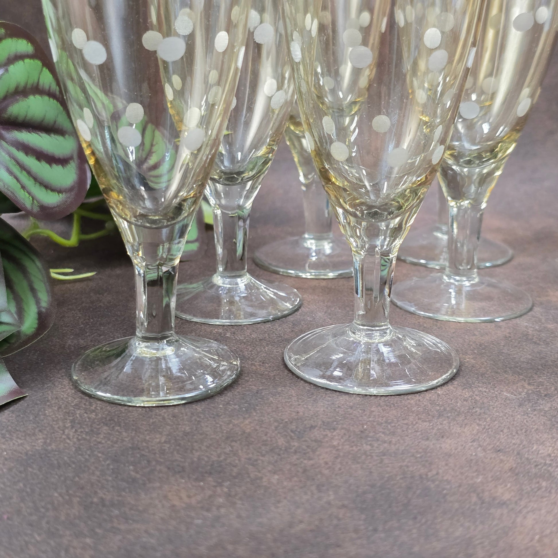 6er-Set Sherry-/Likörgläser, DDR 1950er–60er, Lausitzer Glas zugeschrieben. Mit geätztem Punkte-Dekor, ideal für Retro-Bar & Vintage-Genuss.