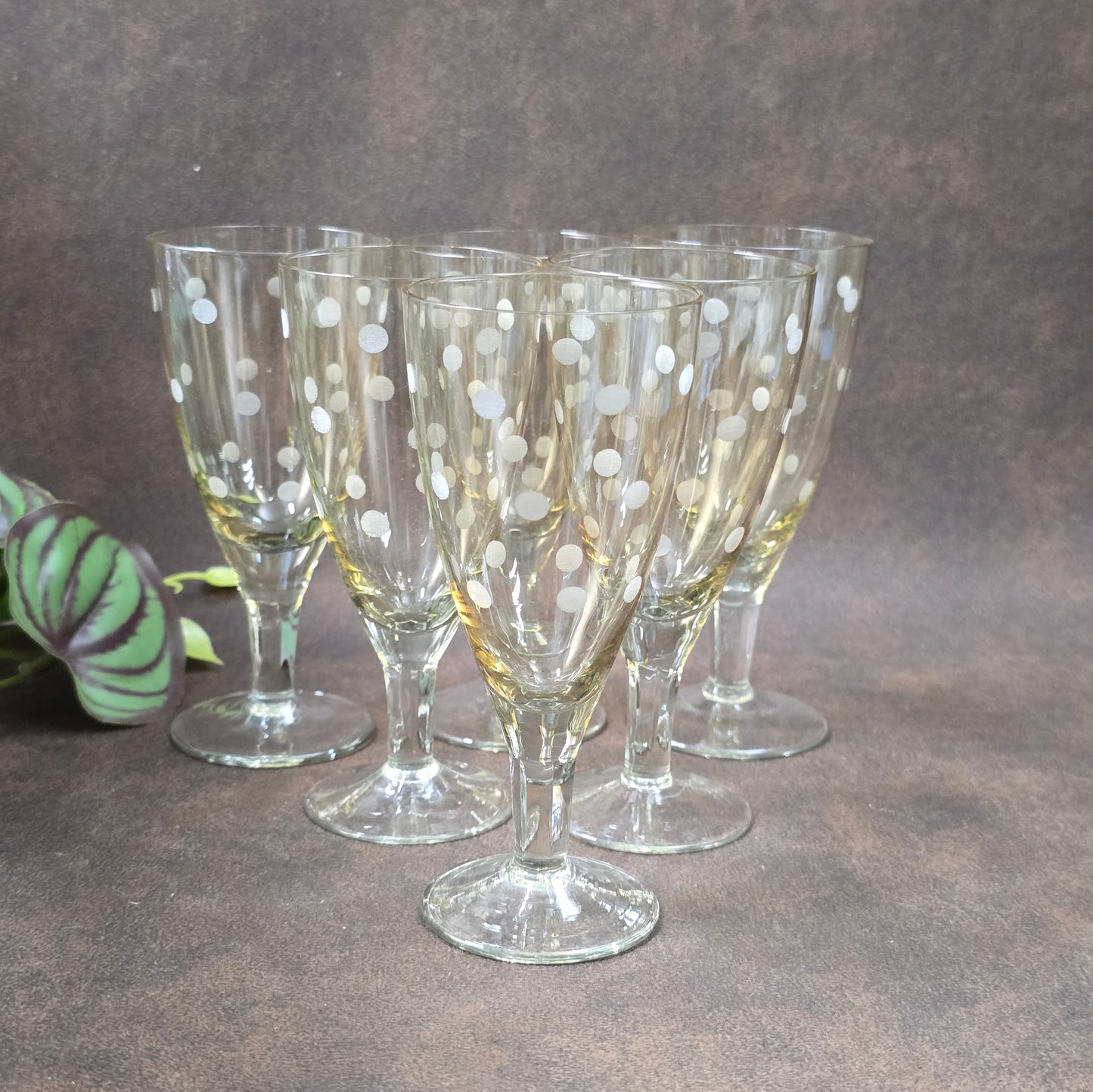 6er-Set Sherry-/Likörgläser, DDR 1950er–60er, Lausitzer Glas zugeschrieben. Mit geätztem Punkte-Dekor, ideal für Retro-Bar & Vintage-Genuss.