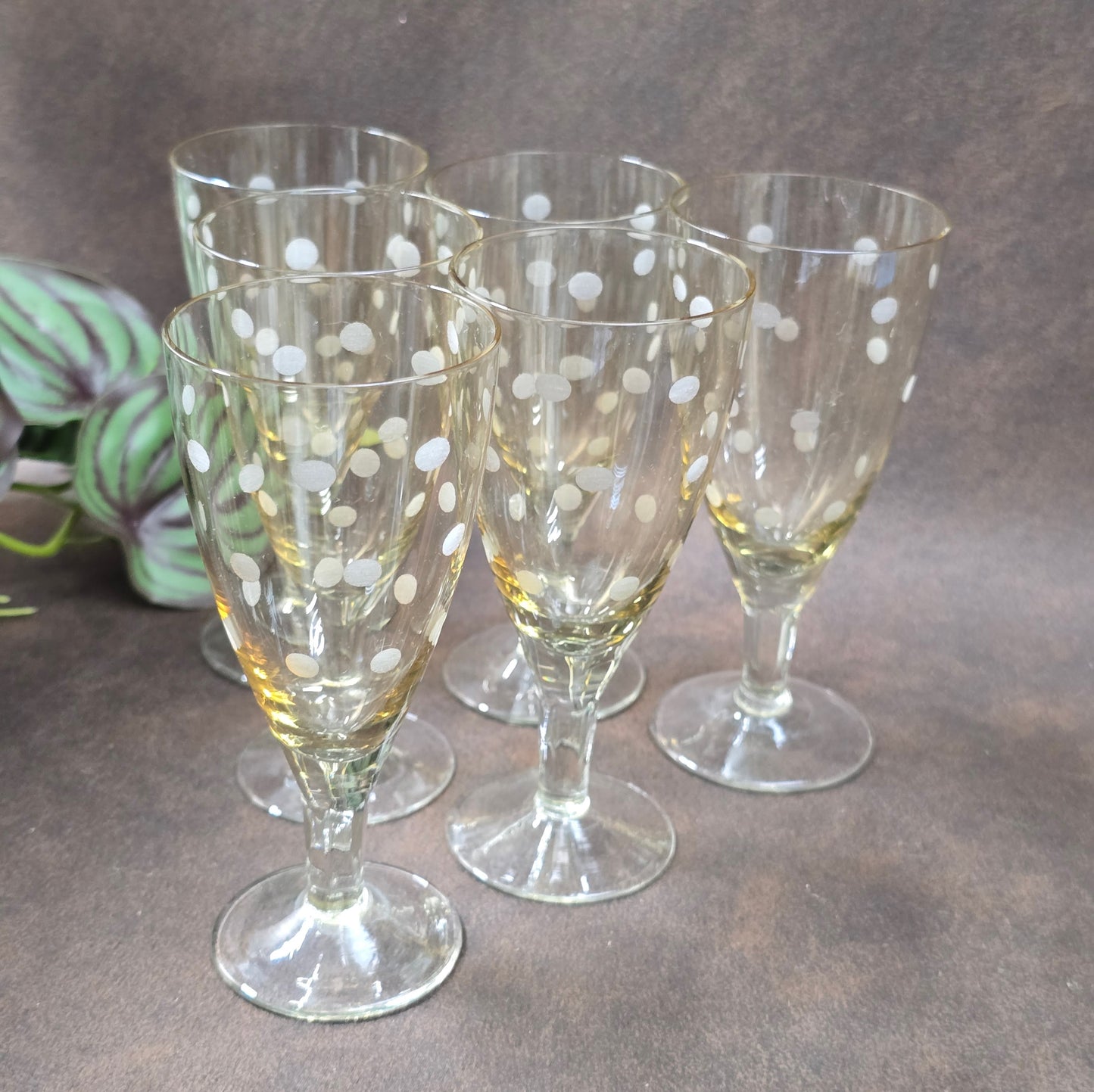 6er-Set Sherry-/Likörgläser, DDR 1950er–60er, Lausitzer Glas zugeschrieben. Mit geätztem Punkte-Dekor, ideal für Retro-Bar & Vintage-Genuss.