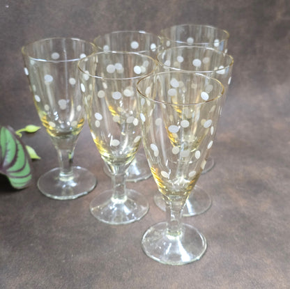 6er-Set Sherry-/Likörgläser, DDR 1950er–60er, Lausitzer Glas zugeschrieben. Mit geätztem Punkte-Dekor, ideal für Retro-Bar & Vintage-Genuss.