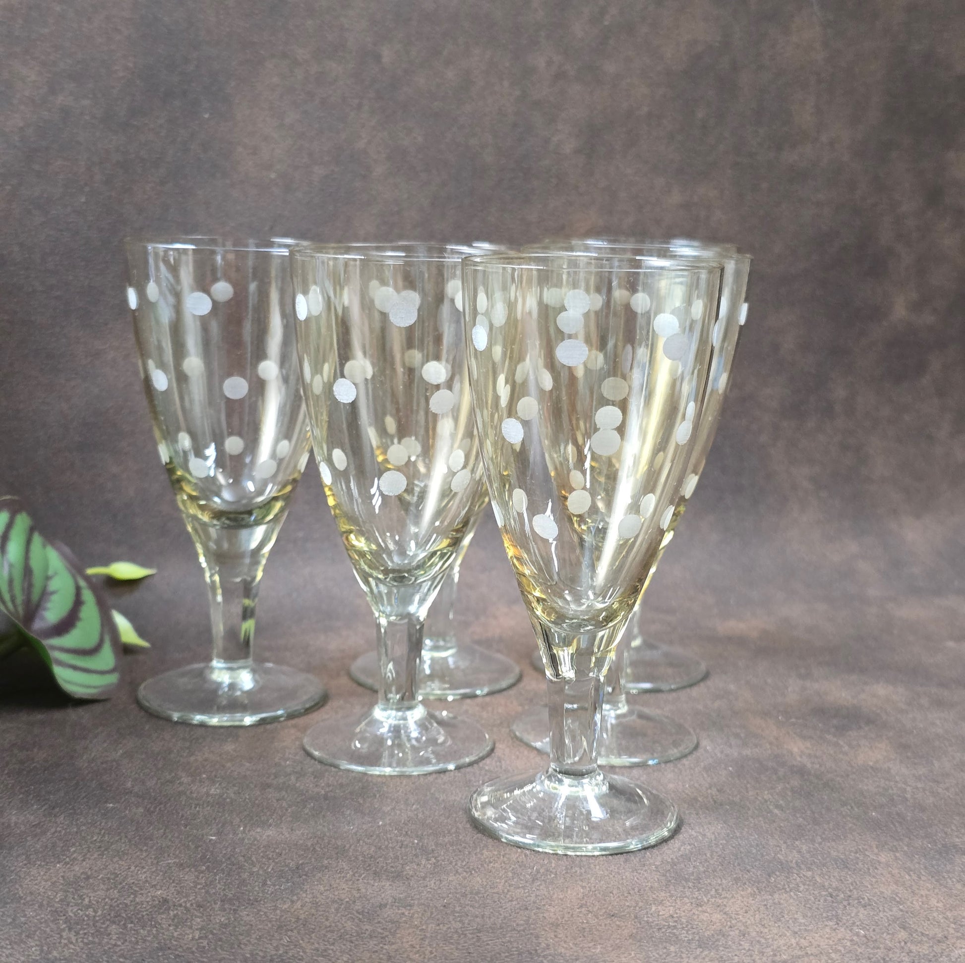 6er-Set Sherry-/Likörgläser, DDR 1950er–60er, Lausitzer Glas zugeschrieben. Mit geätztem Punkte-Dekor, ideal für Retro-Bar & Vintage-Genuss.