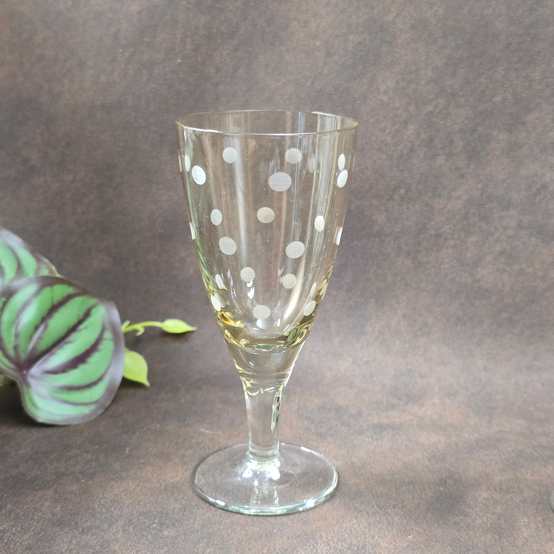 6er-Set Sherry-/Likörgläser, DDR 1950er–60er, Lausitzer Glas zugeschrieben. Mit geätztem Punkte-Dekor, ideal für Retro-Bar & Vintage-Genuss.
