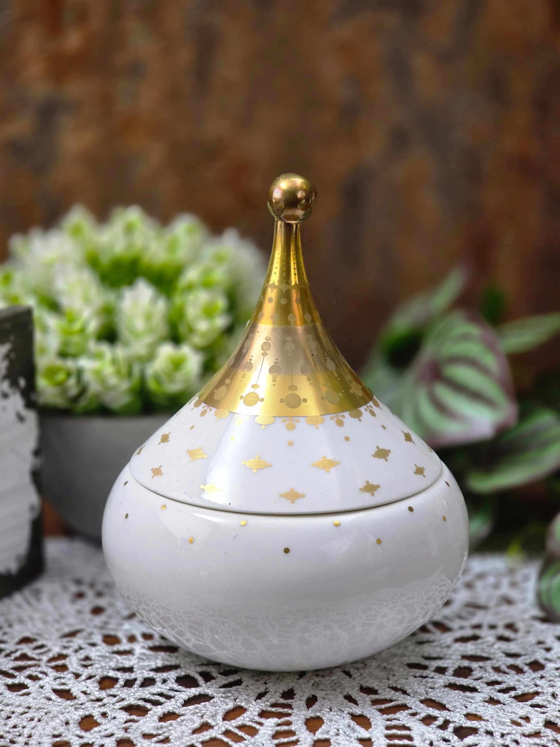 Signierte Porzellan-Deckeldose von Bjørn Wiinblad aus der Rosenthal Studio-Linie, 1961, weiß mit feinem Golddekor, elegantes Mid-Century-Design.