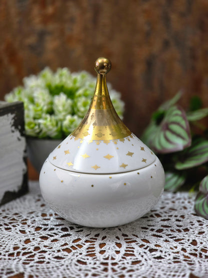 Signierte Porzellan-Deckeldose von Bjørn Wiinblad aus der Rosenthal Studio-Linie, 1961, weiß mit feinem Golddekor, elegantes Mid-Century-Design.