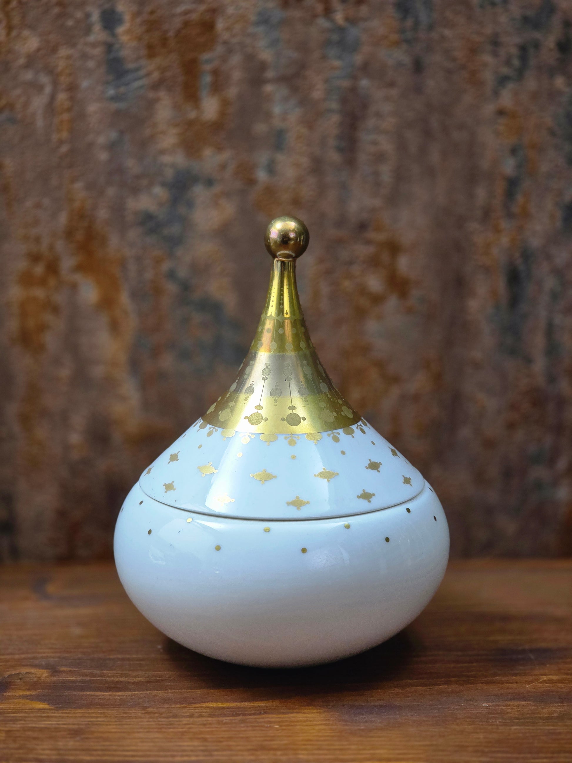 Signierte Porzellan-Deckeldose von Bjørn Wiinblad aus der Rosenthal Studio-Linie, 1961, weiß mit feinem Golddekor, elegantes Mid-Century-Design.