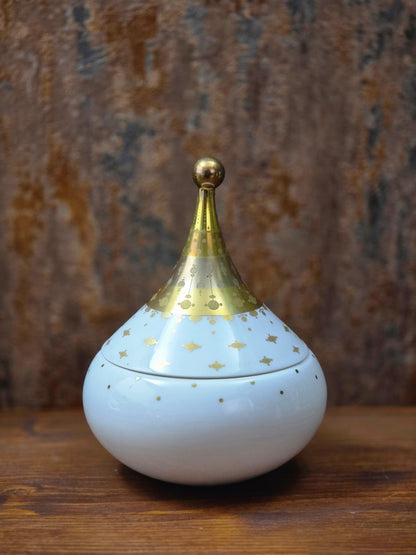 Signierte Porzellan-Deckeldose von Bjørn Wiinblad aus der Rosenthal Studio-Linie, 1961, weiß mit feinem Golddekor, elegantes Mid-Century-Design.