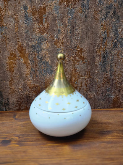 Signierte Porzellan-Deckeldose von Bjørn Wiinblad aus der Rosenthal Studio-Linie, 1961, weiß mit feinem Golddekor, elegantes Mid-Century-Design.